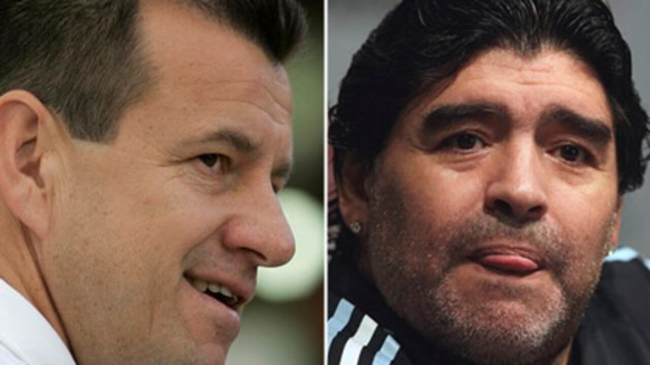 Dunga, técnico de Brasil y Maradona, técnico de Argentina