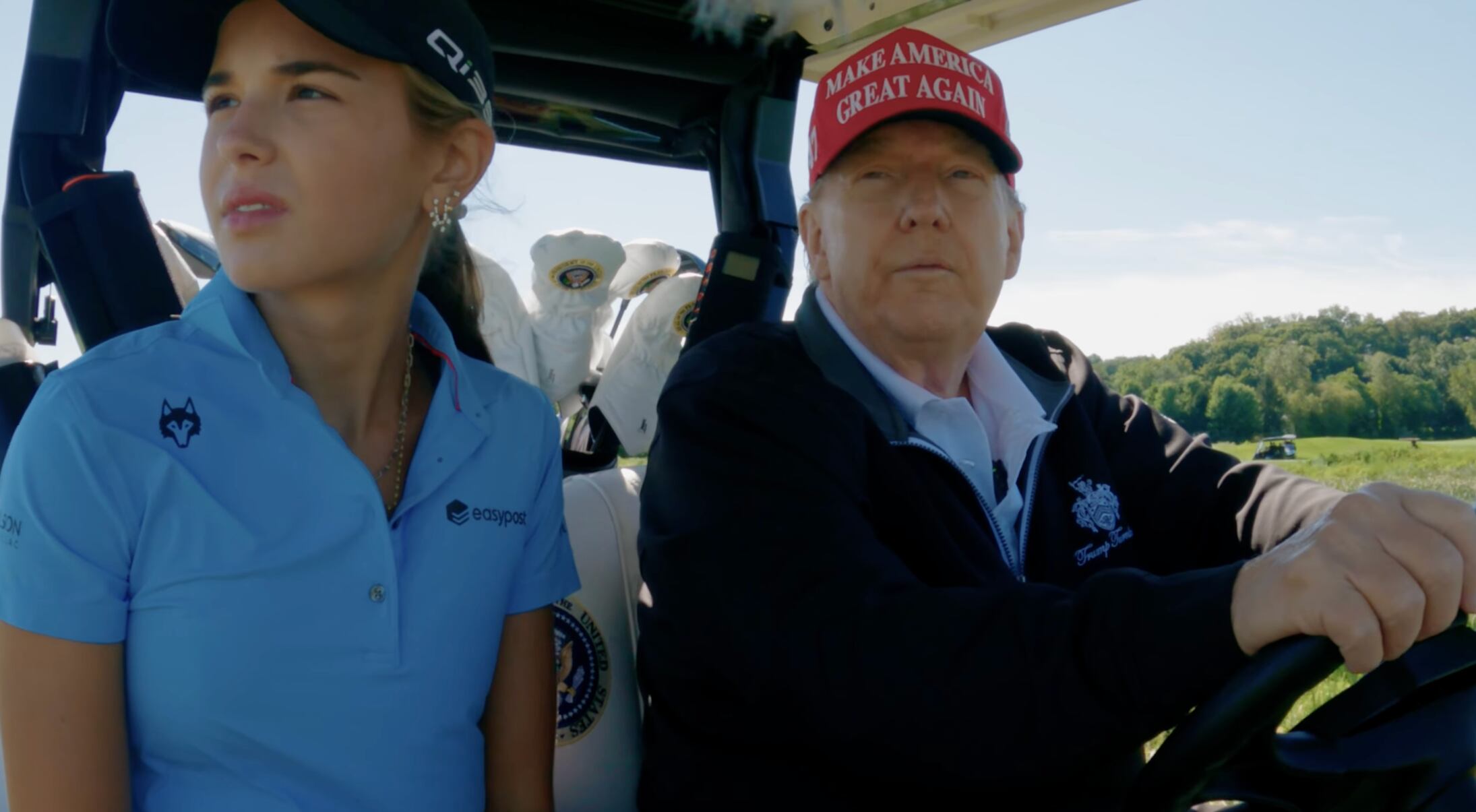 La nieta del presidente grabó un video junto con su abuelo en un campo de golf.