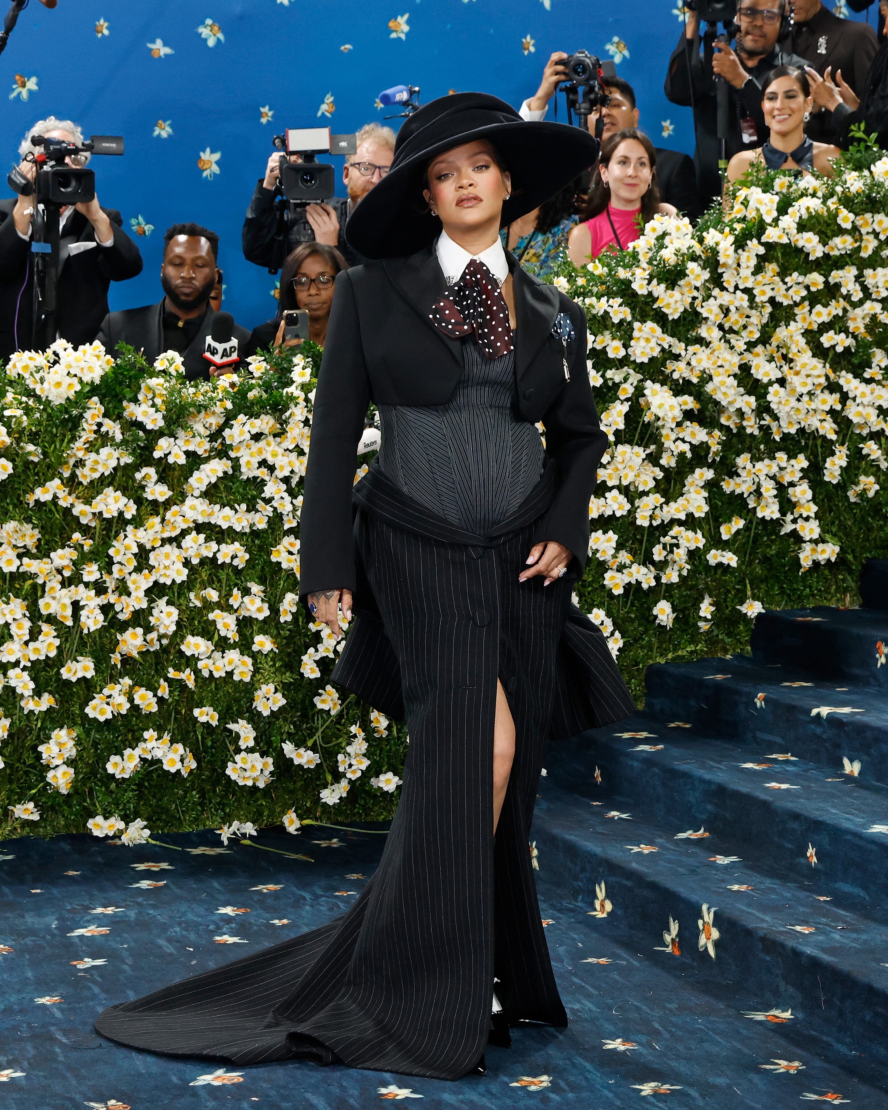 Rihanna hizo una entrada triunfal con un traje de lana de Marc Jacobs que fusionaba la sastrería masculina con la elegancia femenina.