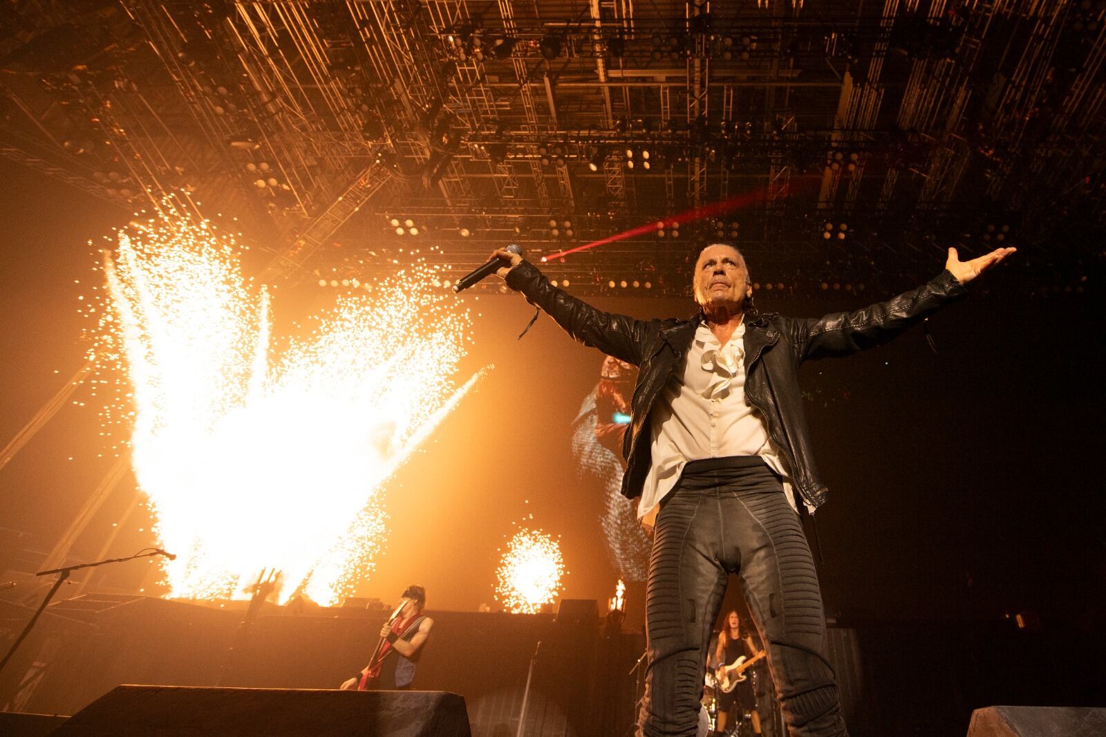 Bruce Dickinson hace muchas cosas bien, y cantar es una de ellas. Pocos frontmen ostentan tanta personalidad y formación.