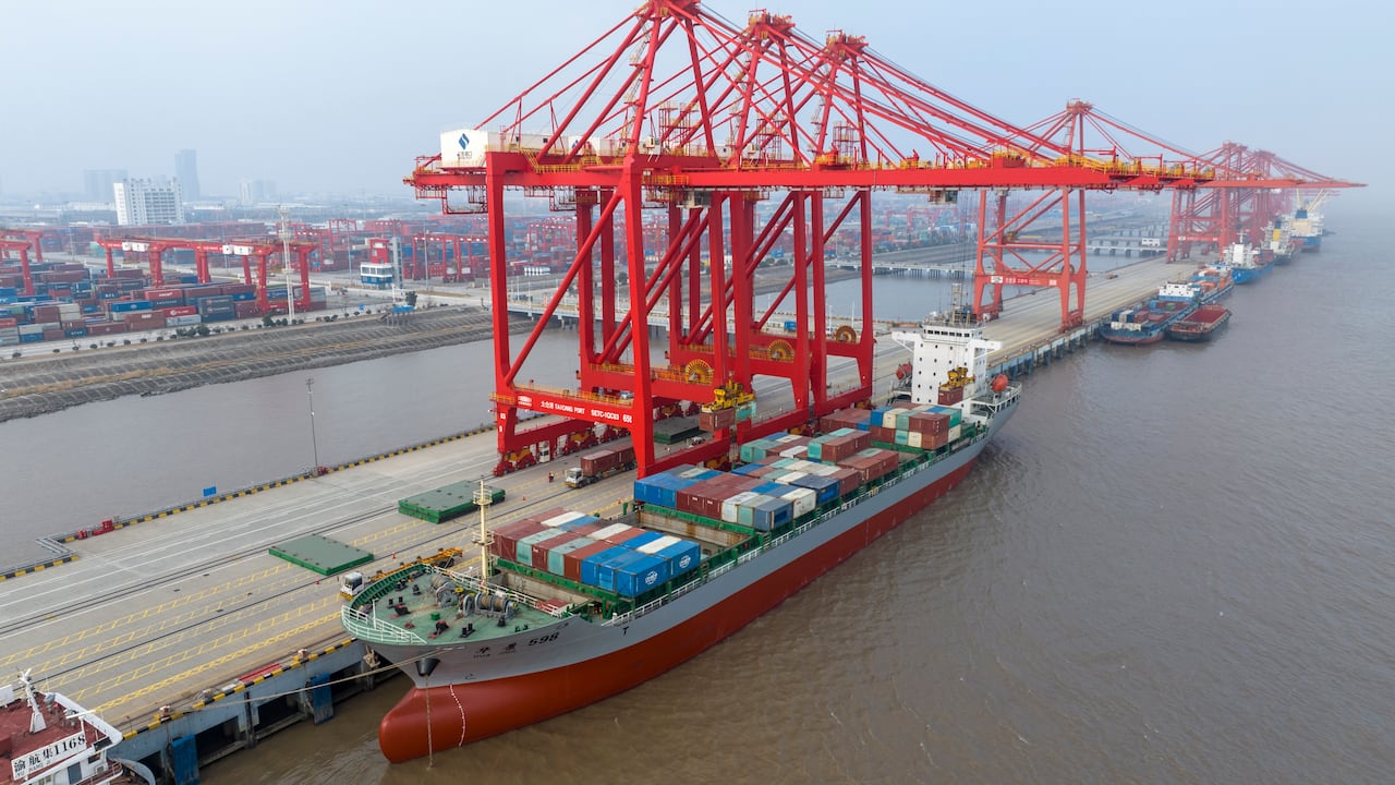 Los contenedores se descargan en barcos en el puerto de Taicang el 3 de febrero de 2025 en Suzhou, provincia china de Jiangsu