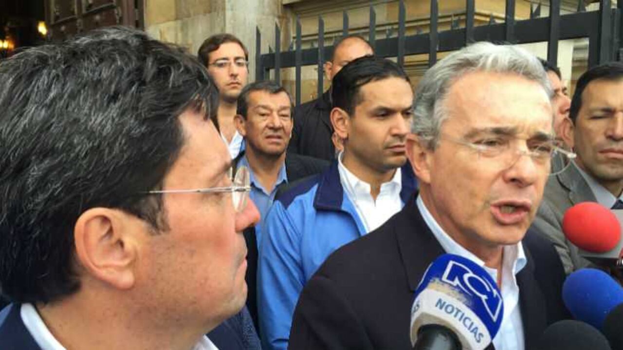 Francisco Santos y Álvaro Uribe en la iglesía del Voto Nacional.