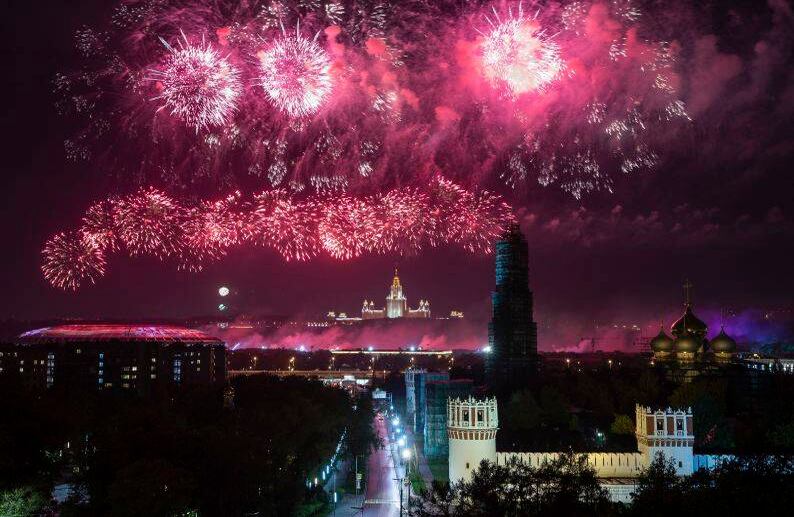Los fuegos artificiales explotan sobre el Kremlin en Moscú, Rusia. FOTO: Denis Tyrin / AP