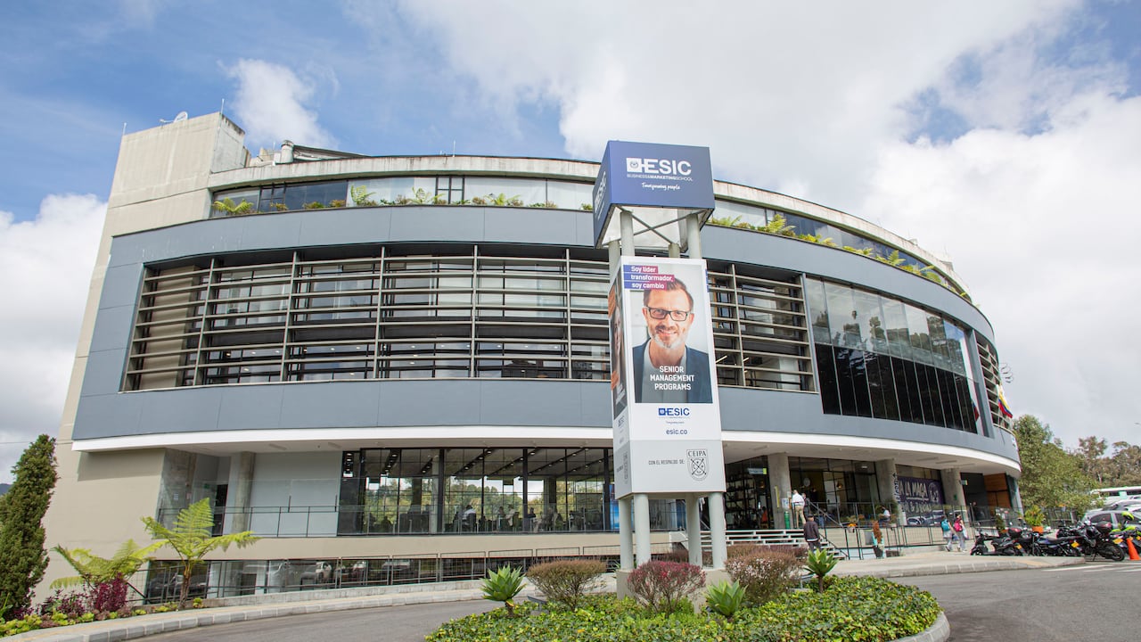 El Campus en Medellín esta ubicado estratégicamente entre el Aeropuerto Internacional José María Córdoba y la capital de Antioquia.