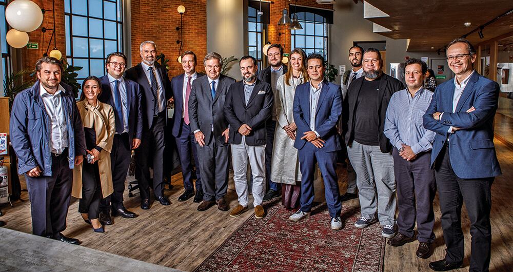 Jaime, Gabriel y Benjamín Gilinski, junto al equipo de Lulo Bank y los directivos del conglomerado International Holding Company (IHC).
