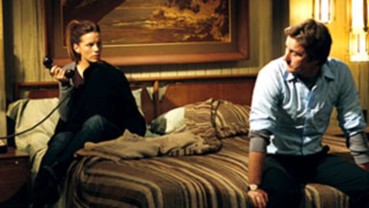 David y Amy Fox (Luke Wilson y Kate Beckinsale) se enfrentan, en un hotel perdido, a la peor noche de sus vidas