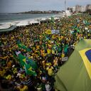 Los partidarios del presidente brasileño, Jair Bolsonaro, llevan la bandera nacional de Brasil a lo largo de la playa de Copacabana el Día de la Independencia en Río de Janeiro, Brasil, el martes. 7, 2021. (AP Photo/Bruna Prado)