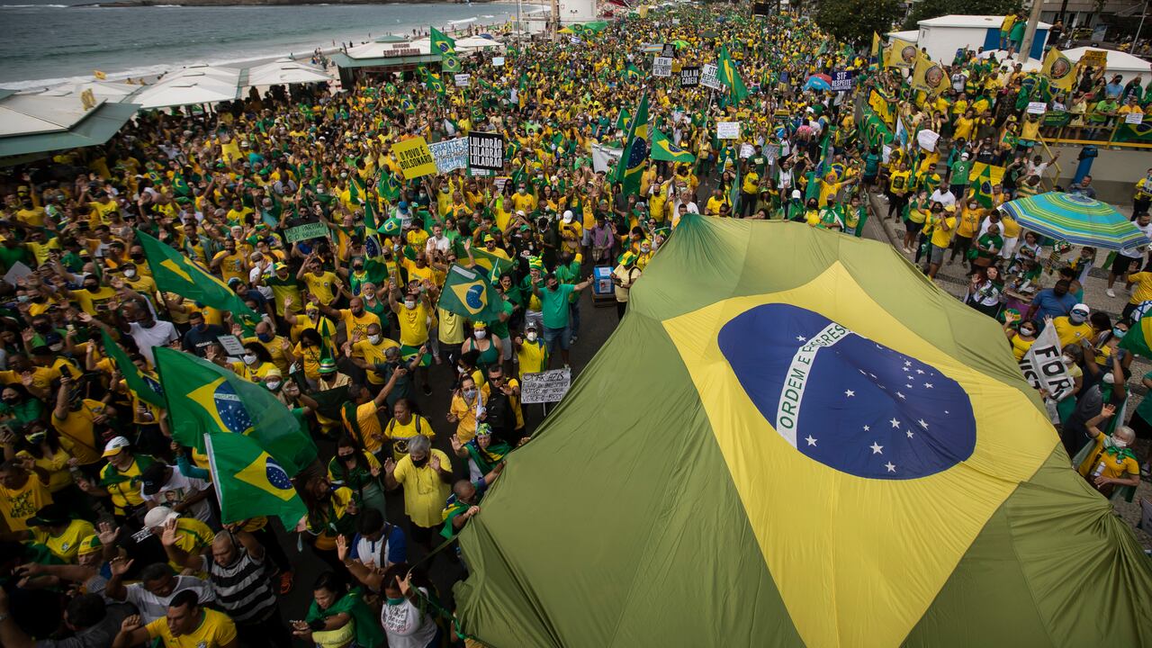 Los partidarios del presidente brasileño, Jair Bolsonaro, llevan la bandera nacional de Brasil a lo largo de la playa de Copacabana el Día de la Independencia en Río de Janeiro, Brasil, el martes. 7, 2021. (AP Photo/Bruna Prado)