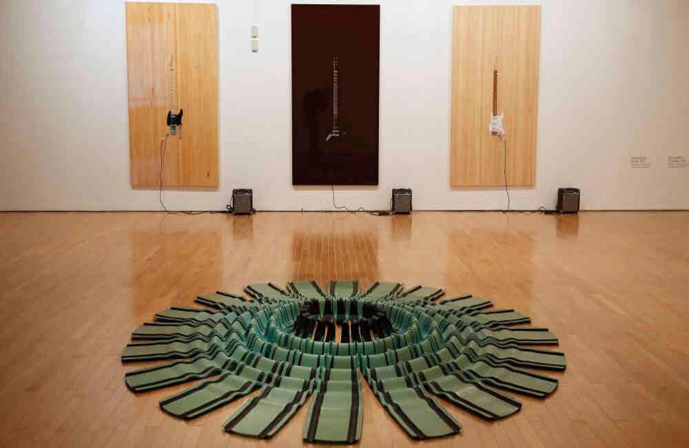 Casi Guitarra (Granate), 2017 Madera, partes de guitarra y amplificador Marshall, 120 x 200 x 4 cm © Los Carpinteros Cortesía Fortes D’ Aloia & Gabriel, São Paulo Patas de rana turquesa (Size S), 2010 20 patas de rana de poliuretano vaciado 271,8 cm diámetro/17,5 x 115,6 x 27,3 cm c/u © Los Carpinteros Cortesía Graphicstudio, University of South Florida Foto: Guillermo Torres / Revista Semana