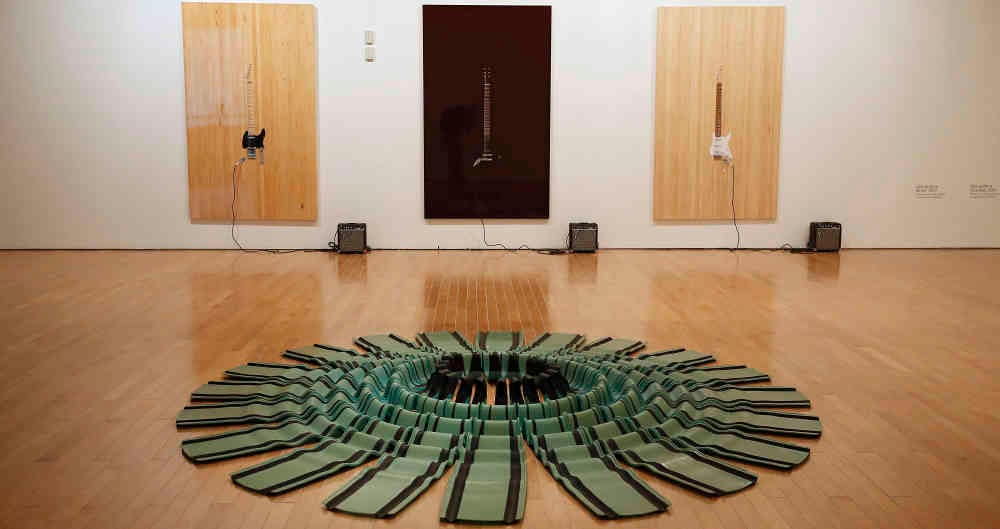 Casi Guitarra (Granate), 2017 Madera, partes de guitarra y amplificador Marshall, 120 x 200 x 4 cm © Los Carpinteros Cortesía Fortes D’ Aloia & Gabriel, São Paulo Patas de rana turquesa (Size S), 2010 20 patas de rana de poliuretano vaciado 271,8 cm diámetro/17,5 x 115,6 x 27,3 cm c/u © Los Carpinteros Cortesía Graphicstudio, University of South Florida Foto: Guillermo Torres / Revista Semana