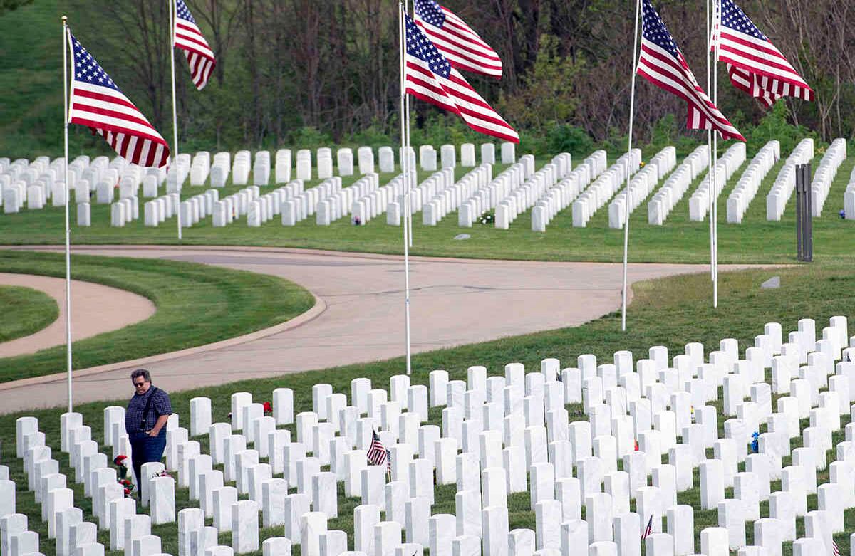 John Harshman, de South Fayette, Pensilvania, visita la tumba de su padre, quien sirvió en la Marina de Estados Unidos durante la Segunda Guerra Mundial. Esta imagen, del 24 de mayo, fue tomada en el Cementerio Nacional de los Alleghenies, que suele albergar una ceremonia del Día de los Caídos muy concurrida. Esta vez, hubo sólo un breve acto con la participación exclusiva del personal del camposanto. Foto: Emily Matthews/Pittsburgh Post-gazette vía AP