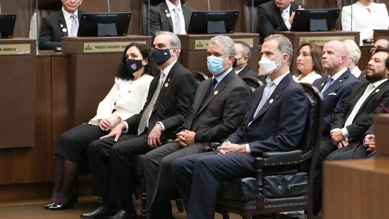 Con 60 años de edad y tres décadas de carrera en el Banco Mundial, Chaves llega al poder con el desafío de doblegar la crisis económica del país.