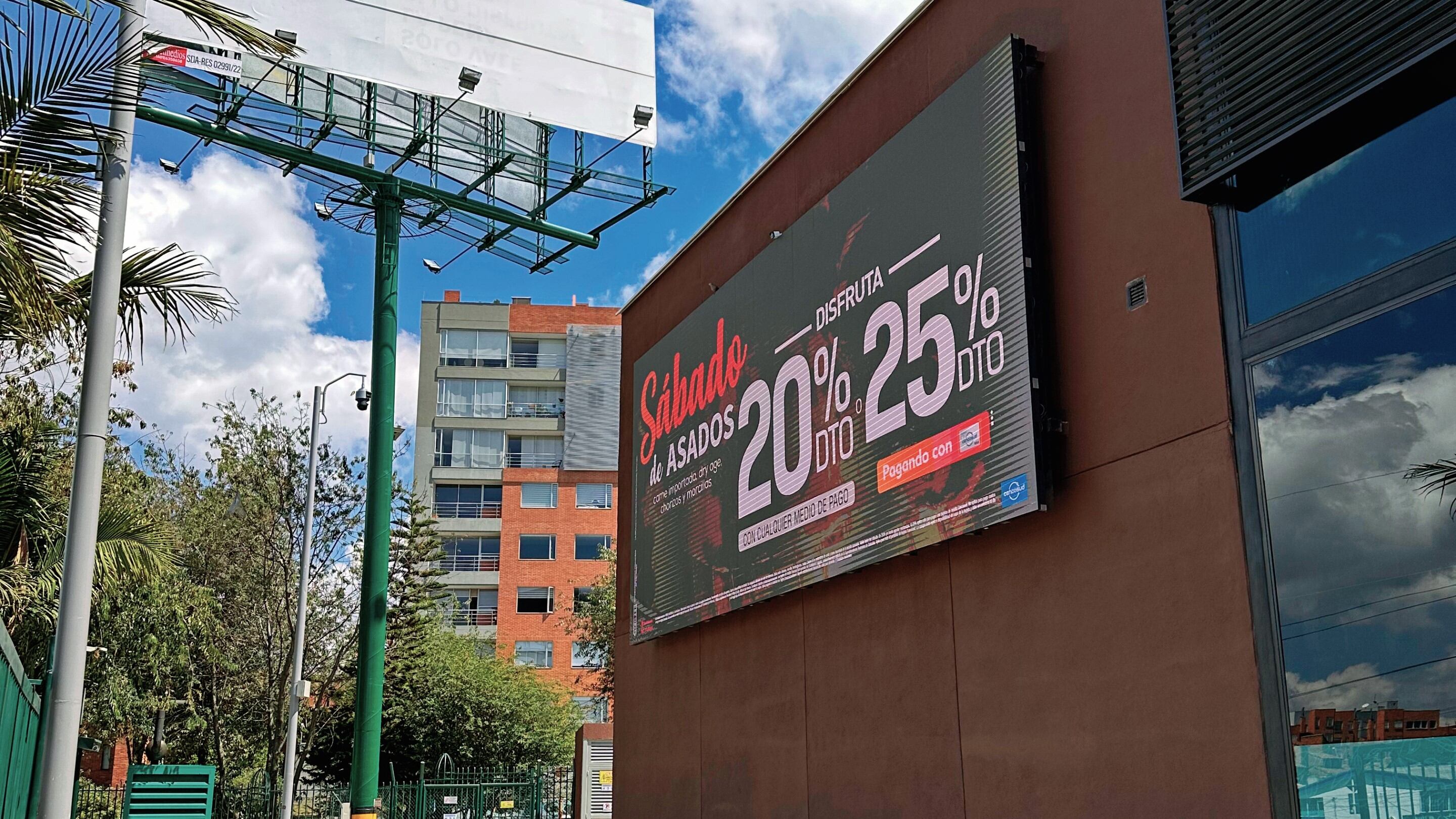 Fachada con pantallas LED de Jumbo Cencosud.