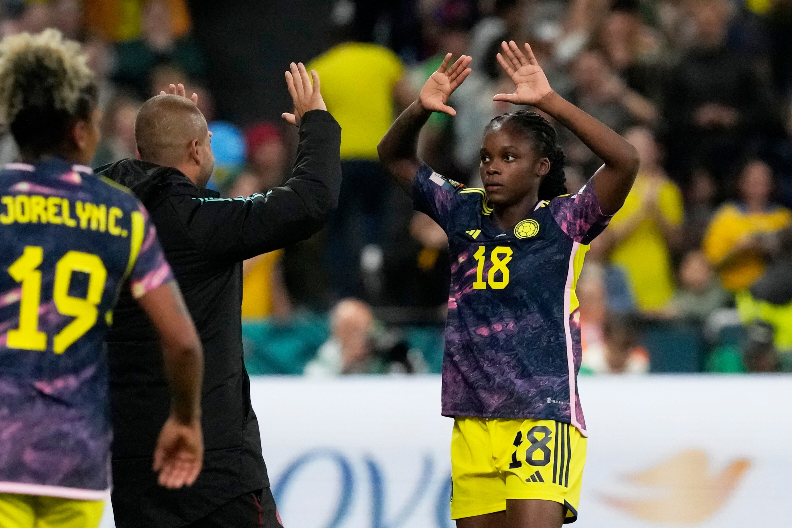 Linda Caicedo, de Colombia, celebra con el asistente técnico de Colombia, Ángelo Marsiglia, después de anotar el gol inicial durante el partido de fútbol del Grupo H de la Copa Mundial Femenina entre Alemania y Colombia en el Estadio de Fútbol de Sydney en Sydney, Australia, el domingo 30 de julio de 2023. (AP Photo/Mark Panadero)