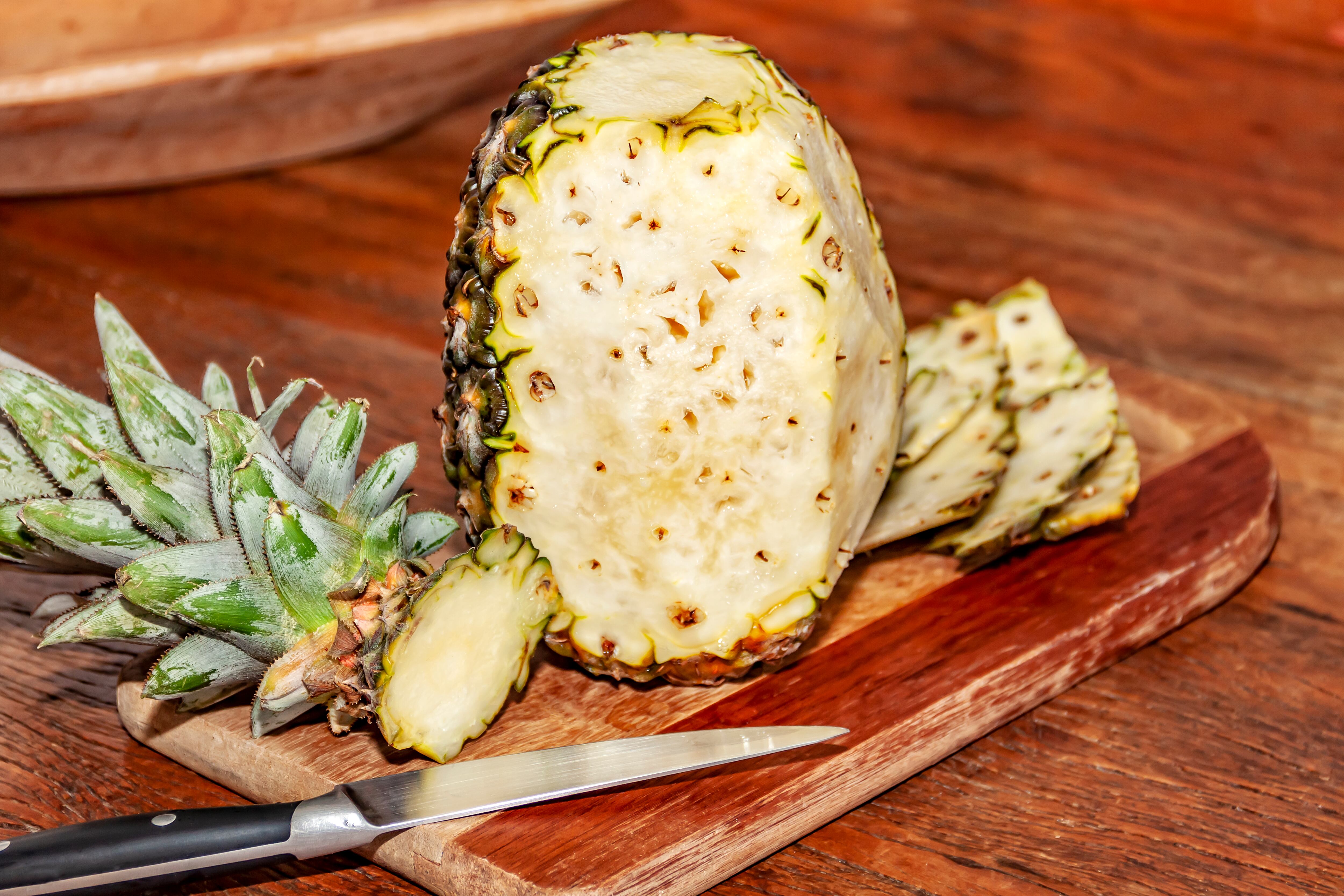 La piña está compuesta de vitamina C.