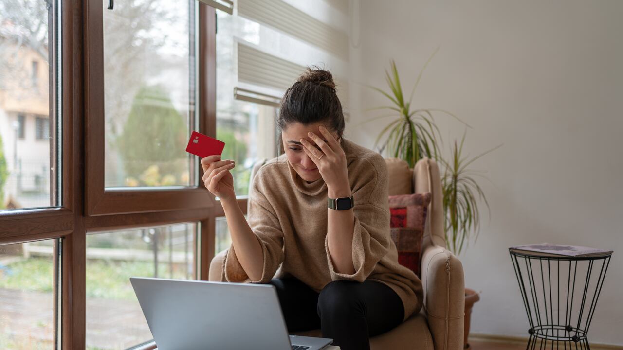La ingeniería social es una amenaza compleja porque se aprovecha de la interacción humana más que de vulnerabilidades técnicas.