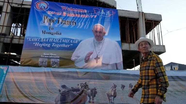 Un hombre mongol pasa junto a una pancarta que promociona la visita del Papa Francisco cerca de una iglesia en Ulán Bator, Mongolia. (Foto AP/Ng Han Guan)