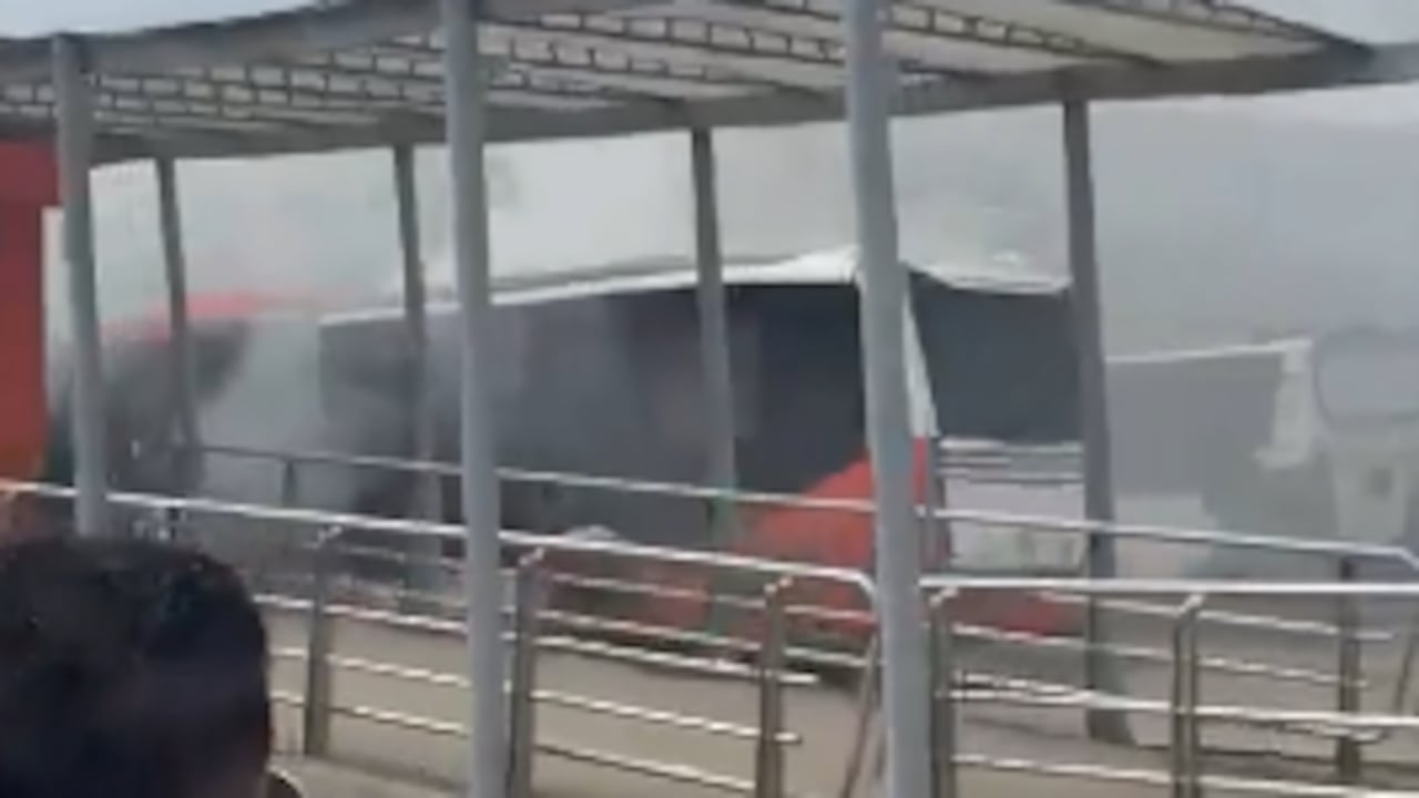 Bus de TransCaribe se incendió cerca de una estación del servicio.
