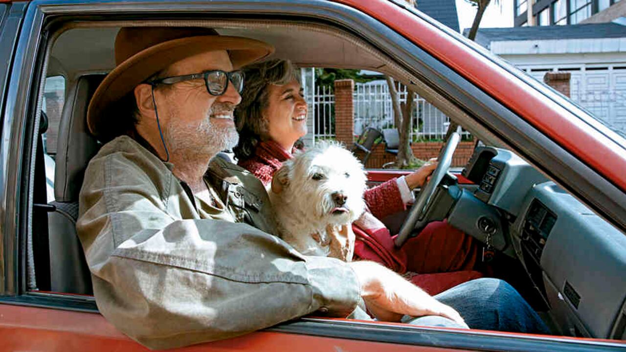 El periodista Eduardo Arias siempre va de copiloto porque nunca obtuvo la licencia de conducir.