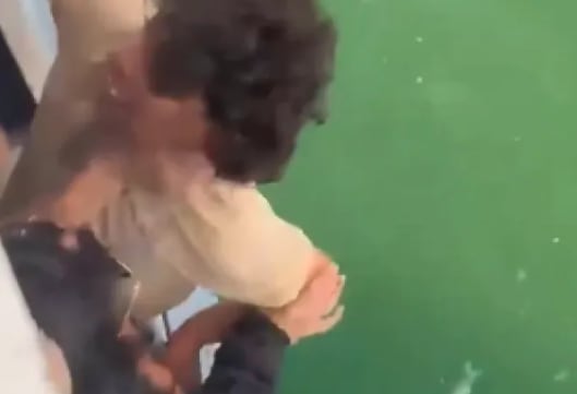 Alexander Avendaño, segundos antes de lanzarse a las aguas del embalse.