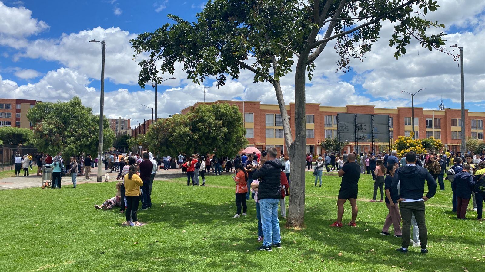 Varias personas evacuaron sus viviendas y lugares de trabajo.