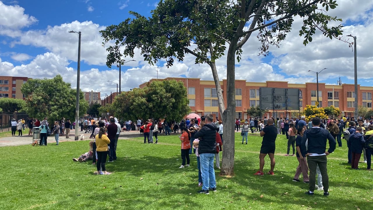Muchas personas evacuaron sus viviendas y lugares de trabajo debido al sismo.