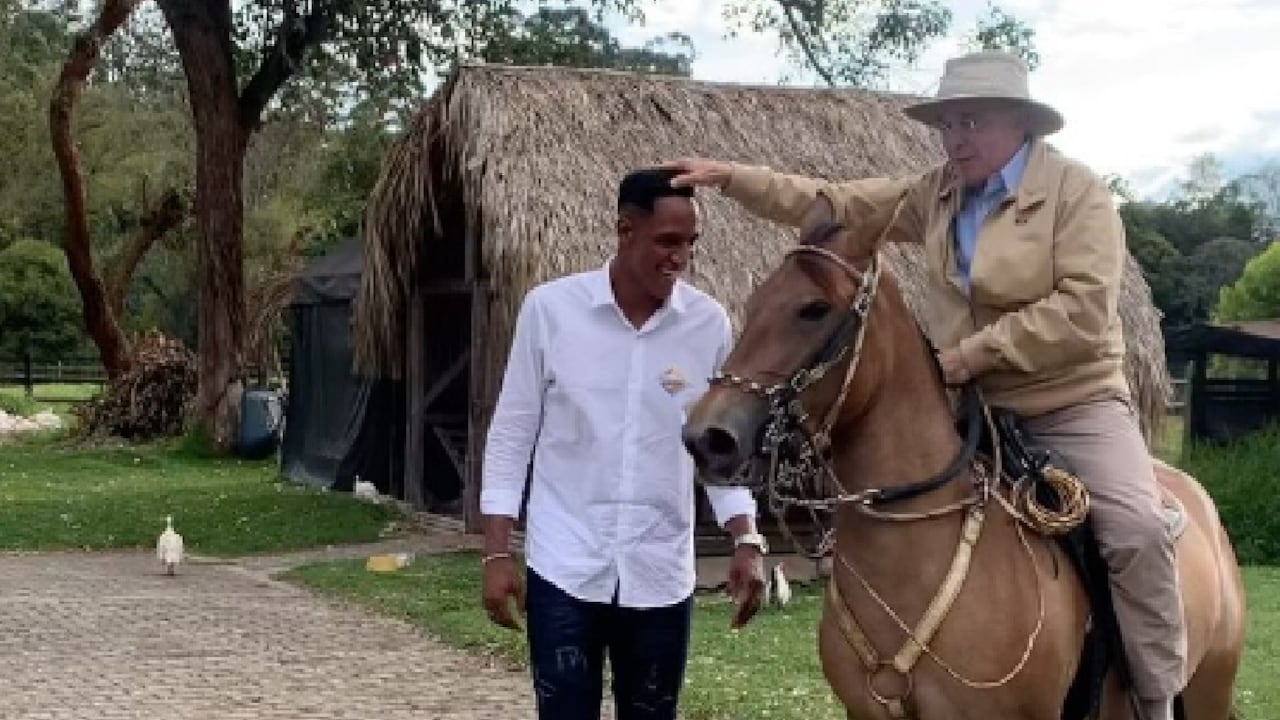 El expresidente Álvaro Uribe y el futbolista Yerry Mina.