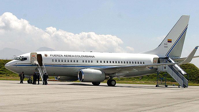 El avión presidencial en el que viajaba el presidente Juan Manuel Santos tuvo que quedarse en Francia en la mañana de este martes, porque al parecer presentó una falla técnica que retrasó el regreso del Mandatario.