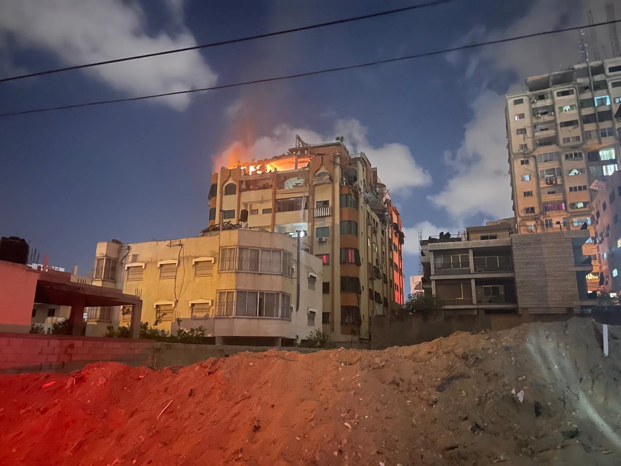 Se ve un incendio luego de una explosión en Gaza el 9 de mayo de 2023.