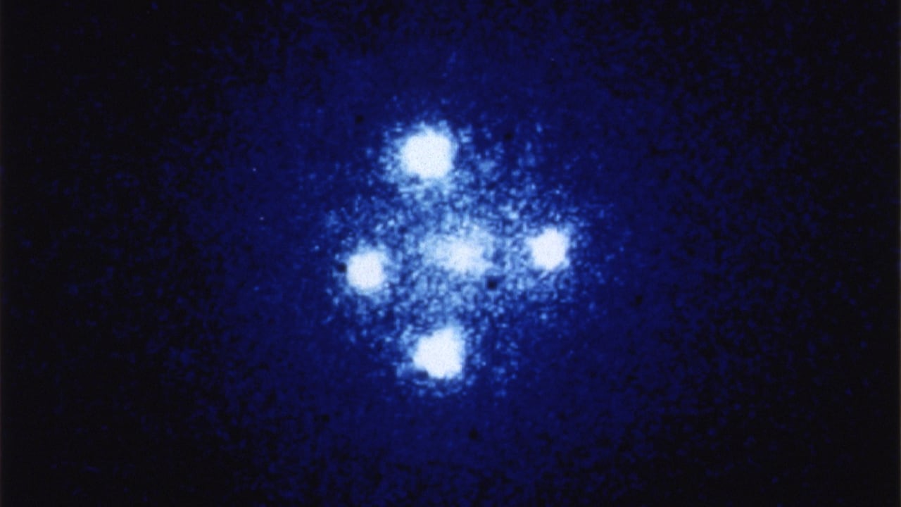 La Cruz de Einstein se produce cuando los rayos de luz de una galaxia lejana se distorsionan a través de la distancia.