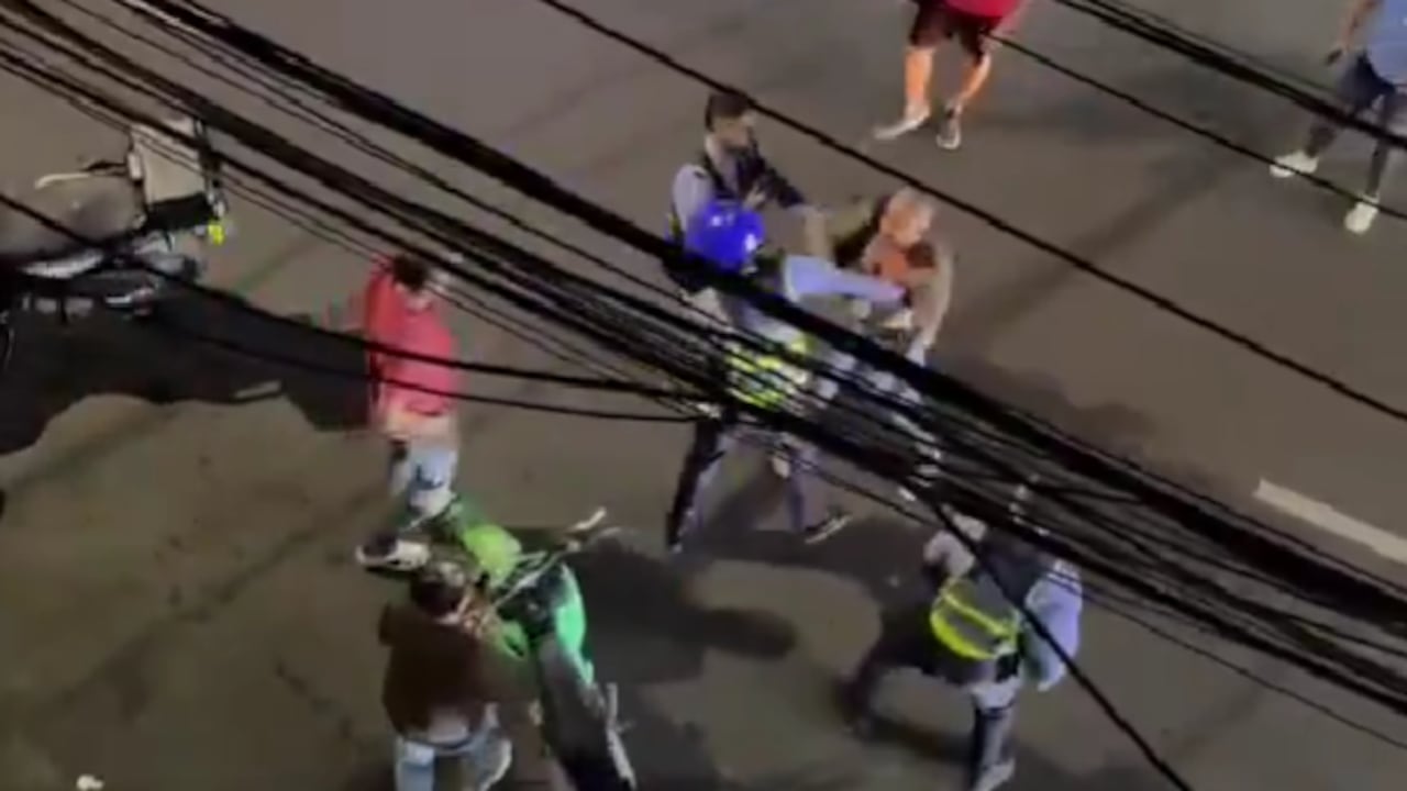 El hombre habría agredido a los agentes por un proceso que realizaban sobre una motocicleta.