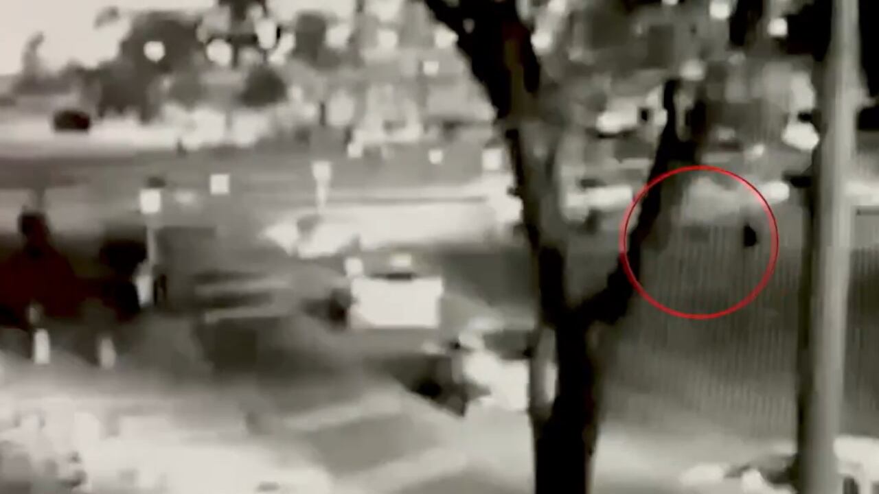 En el video se observa el momento en el que el hombre está corriendo y después es atropellado.