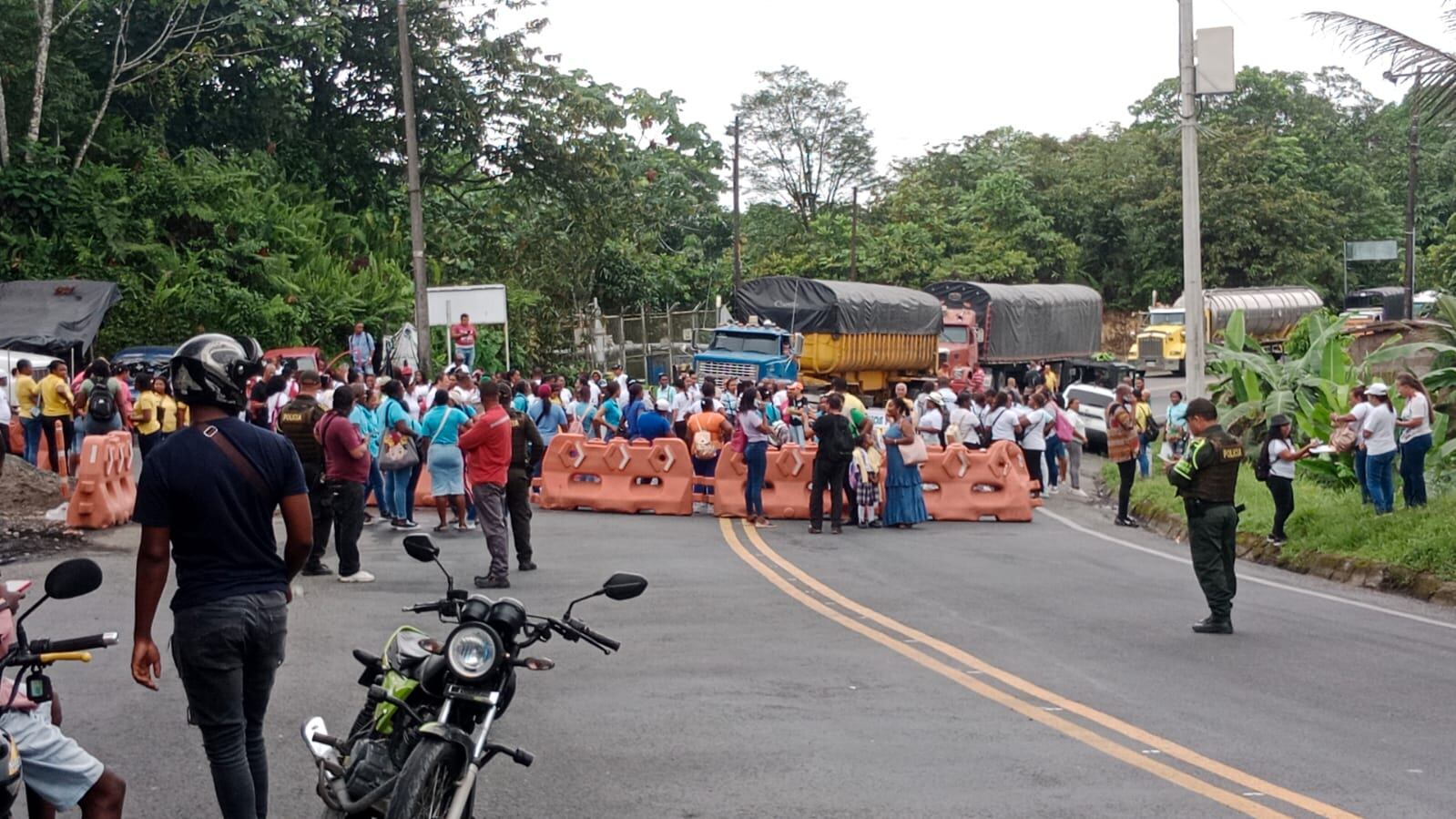 Sector educativo privado bloquea la vía a Buenaventura.