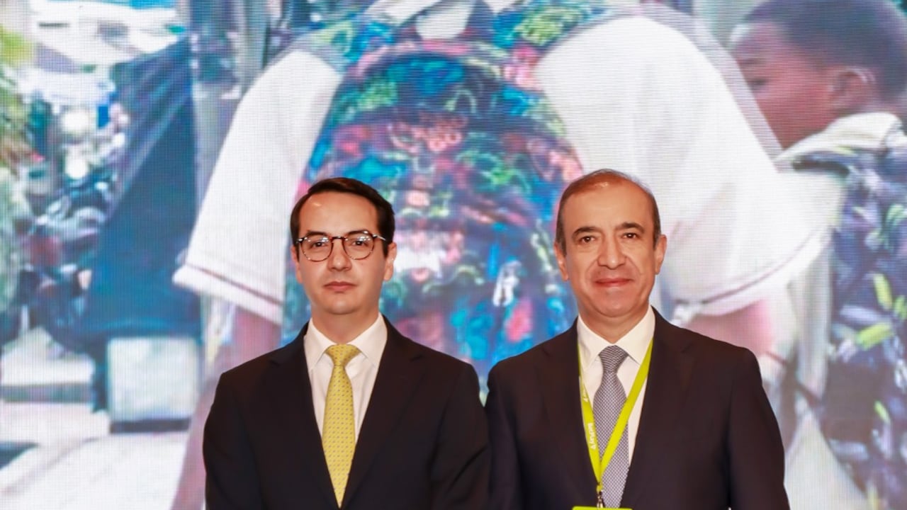 Juan Guillermo Aguilar, superintendete financiero delegado para riesgo LAFT (izq.) y Juan Carlos Restrepo, presidente de Asojuegos.