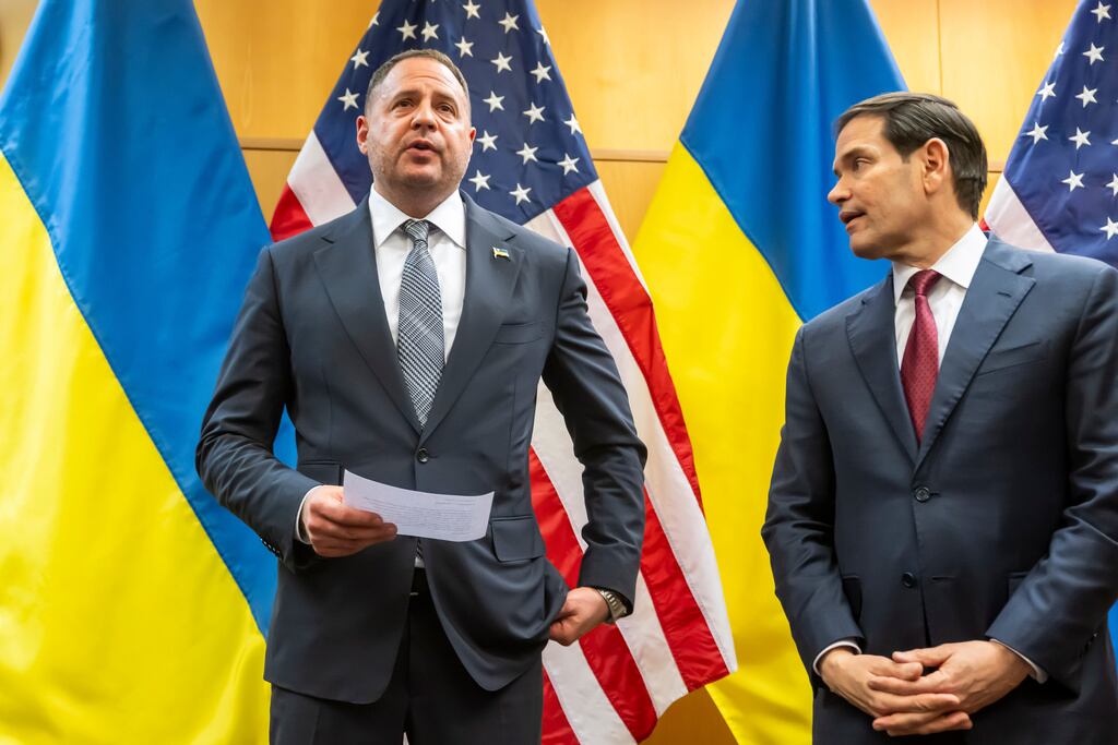 Jefe de la Oficina del Presidente de Ucrania
Andriy Yermak (izquierda) y el secretario de Estado de EE. UU., Marco Rubio, hablan con la prensa