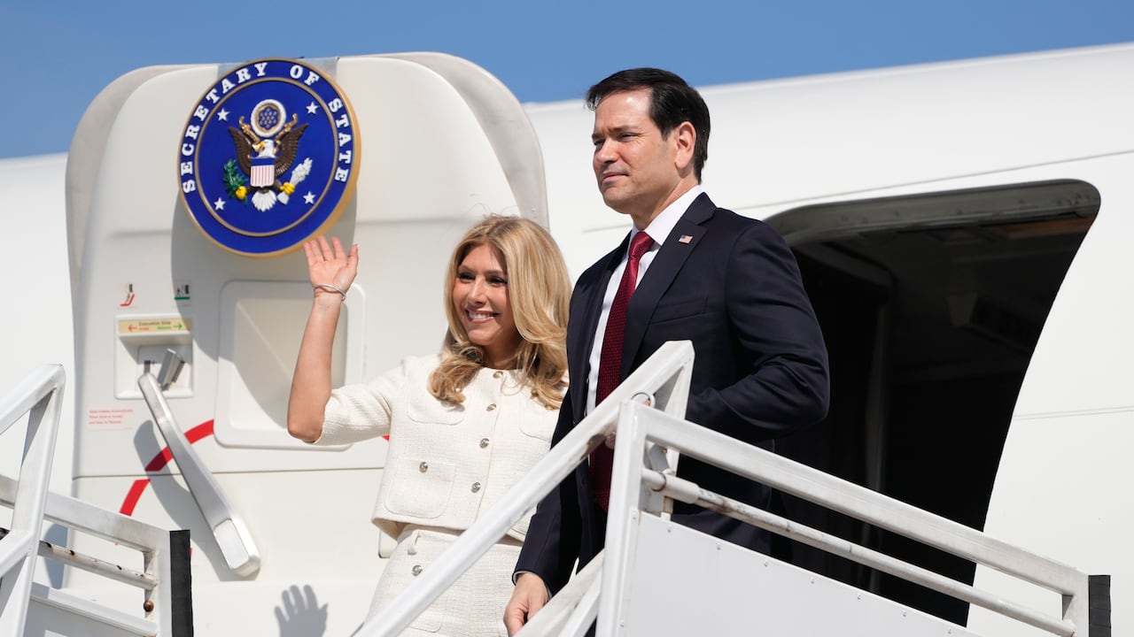 Secretario de Estado de Estados Unidos, Marco Rubio, se despide de Barranquilla, Colombia, y parte a Ecuador para reunirse con Daniel Noboa. (AP Photo/Fernando Vergara, Pool)
