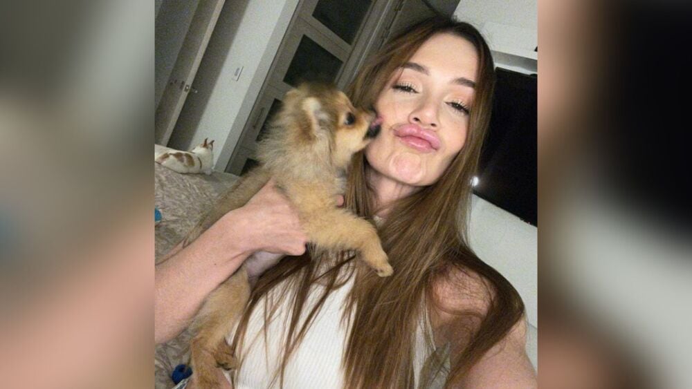 Lina Tejeiro y su perra Frida