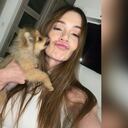 Lina Tejeiro y su perra Frida.