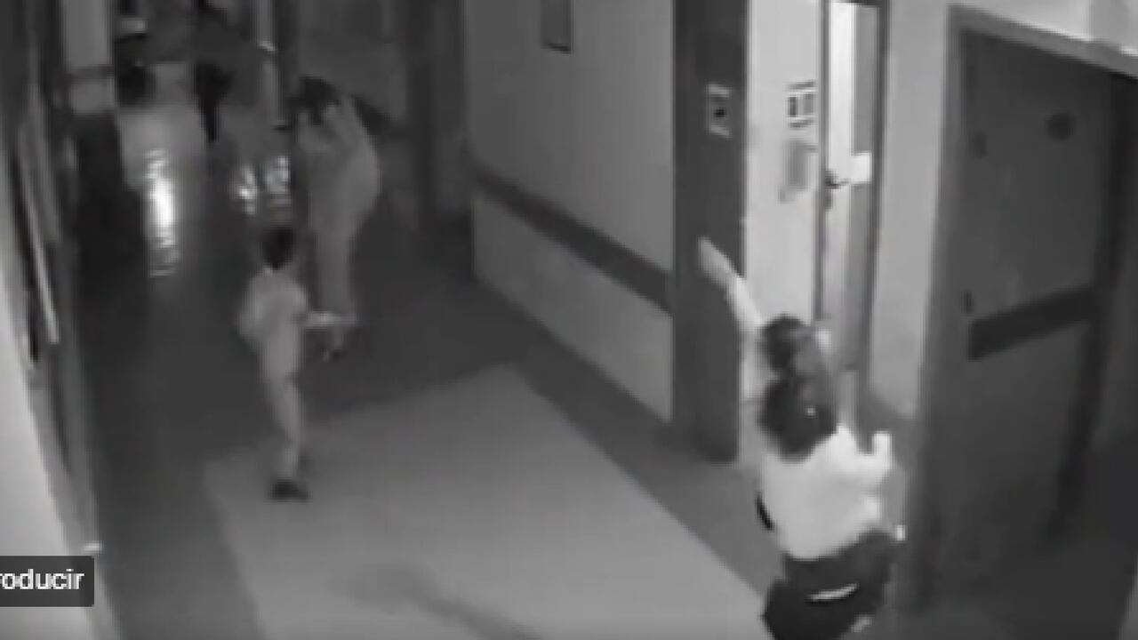 Otras imágenes de la clínica permiten ver la sala de neonatos, donde siete bebés recien nacidos se enfrentan al terremoto desde sus incubadoras, sin posibilidad de defenderse por sí mismos.