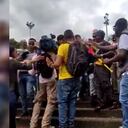 Momento en el que varios manifestantes se lanzaron a agredir a los periodistas.