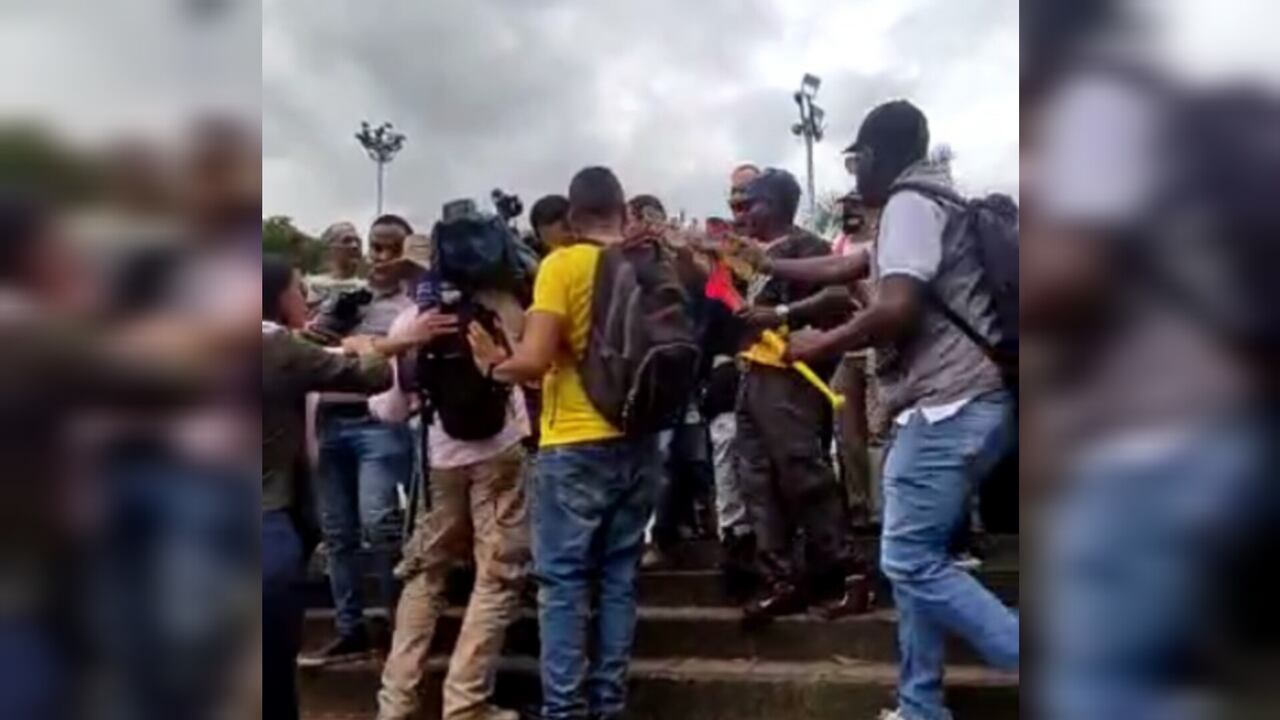 Momento en el que varios manifestantes se lanzaron a agredir a los comunicadores sociales.