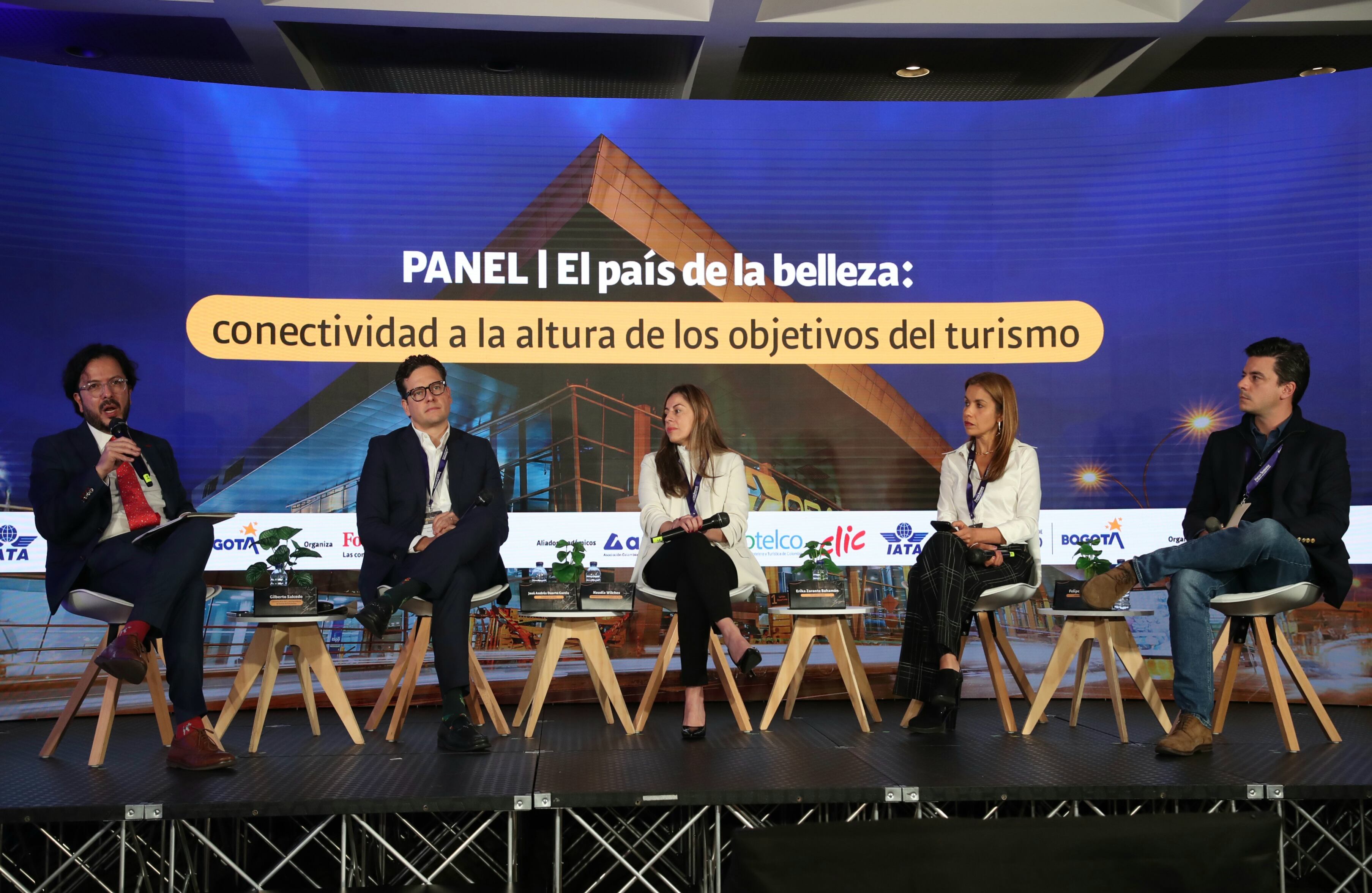 Foro ‘Bogotá y El Dorado: ¿listos para ser el hub de las Américas?’
Miércoles 21 de mayo de 2025

El país de la belleza: conectividad a la altura de los objetivos del turismo
José Andrés Duarte García
Presidente de Cotelco
Naudia Wilches
Subdirectora de turismo receptivo de Anato
Erika Zarante Bahamón
CEO Latam Colombia
Felipe Gutiérrez
Gerente General de Clic Air
Moderador: Gilberto Salcedo
Exdirector de ATAC y exvicepresidente de Turismo de ProColombia