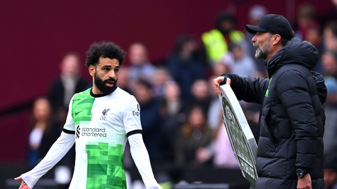Mohamed Salah, del Liverpool, choca con Jurgen Klopp, entrenador del Liverpool, durante el partido de la Premier League entre el West Ham United y el Liverpool FC en el London Stadium el 27 de abril de 2024 en Londres, Inglaterra.