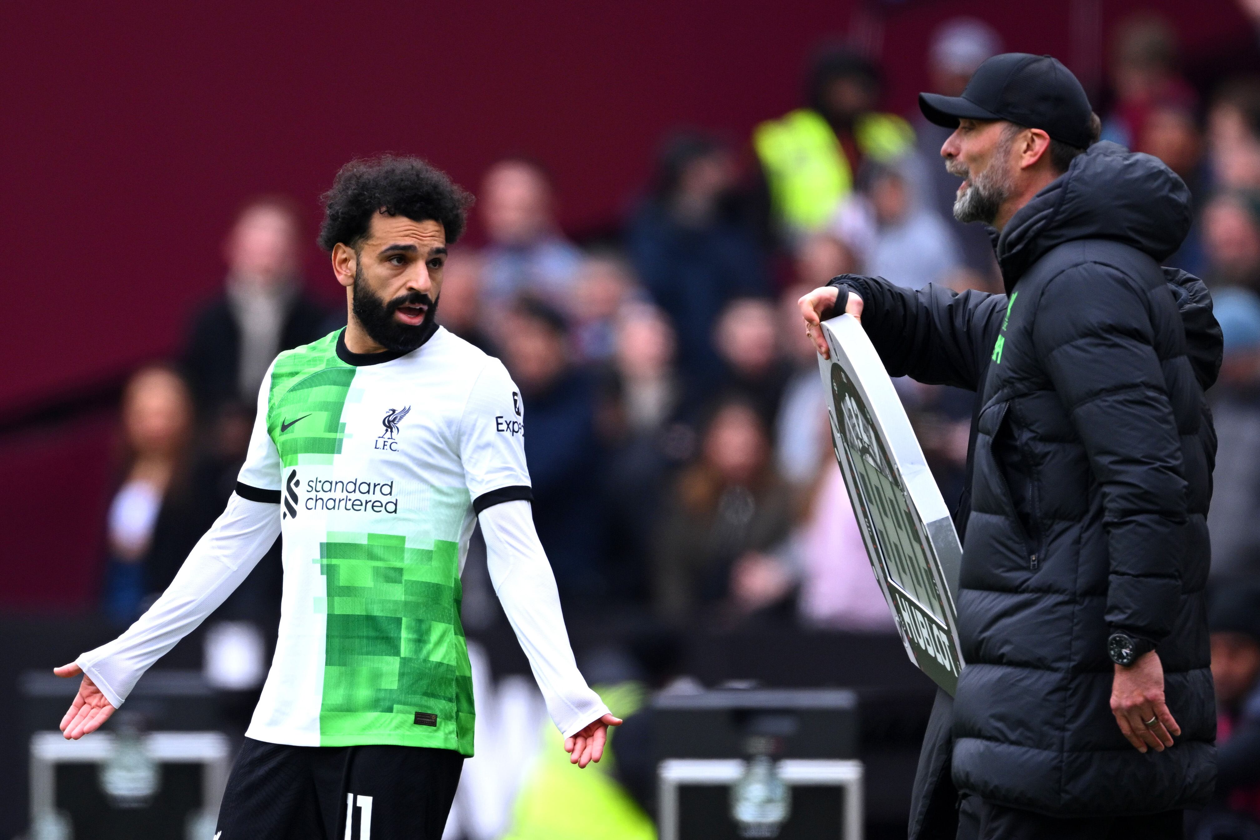 Mohamed Salah, del Liverpool, choca con Jurgen Klopp, entrenador del Liverpool, durante el partido de la Premier League entre el West Ham United y el Liverpool FC en el London Stadium el 27 de abril de 2024 en Londres, Inglaterra.