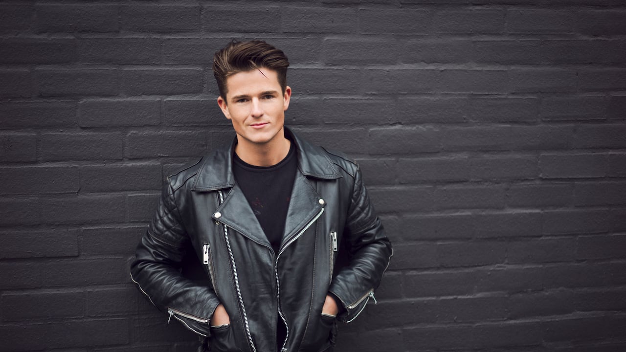 Hombre con chaqueta de cuero