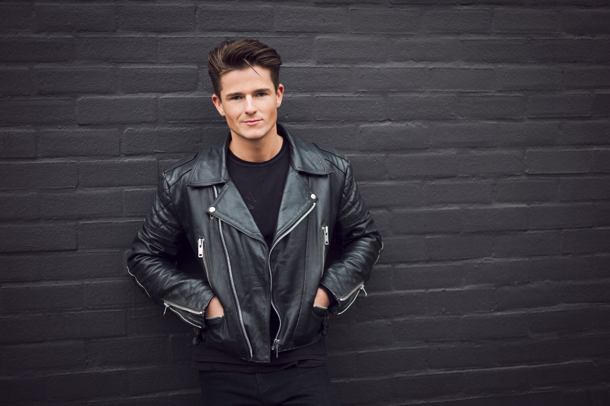 Hombre con chaqueta de cuero