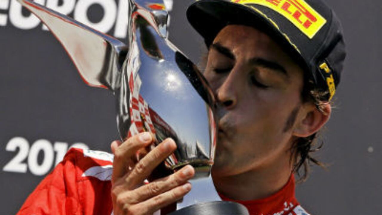 El piloto español de Ferrari, Fernando Alonso, celebra en el podio su victoria en el Gran Premio de Europa de Fórmula Uno.