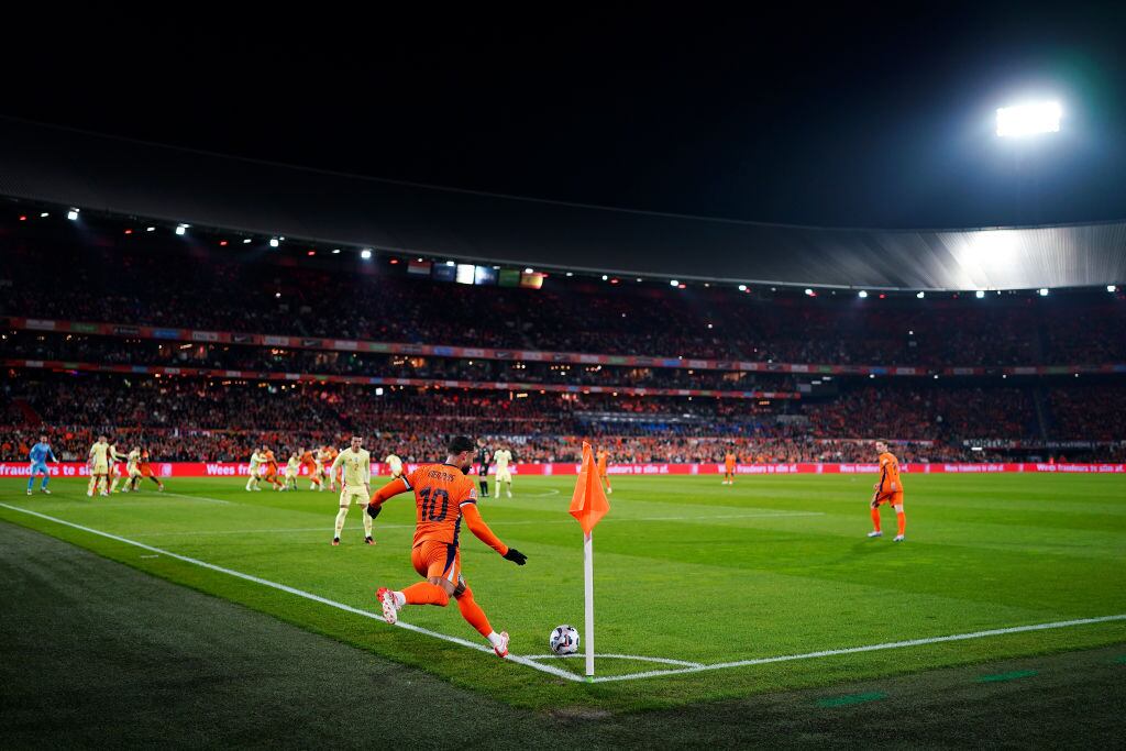 Memphis Depay de Holanda realiza un tiro de esquina durante el partido de cuartos de final de la Liga de Naciones de la UEFA entre Holanda y España en De Kuip, el 20 de marzo de 2025 en Rotterdam, Países Bajos. (Foto de Alex Bierens de Haan/Getty Images)