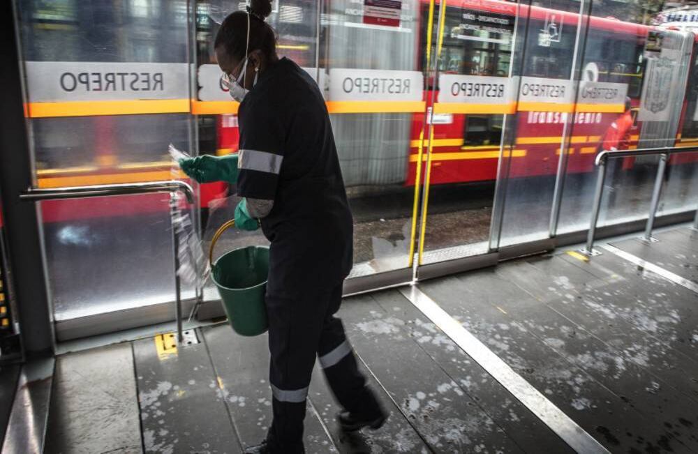 Así mismo, la Policía Nacional ha contribuido con el trabajo de pedagogía y hace presencia en estaciones y portales, pues algunos de los usuarios no siguen las normas y han infringido las órdenes de protección y prevención. Foto: Juan Carlos Sierra-SEMANA