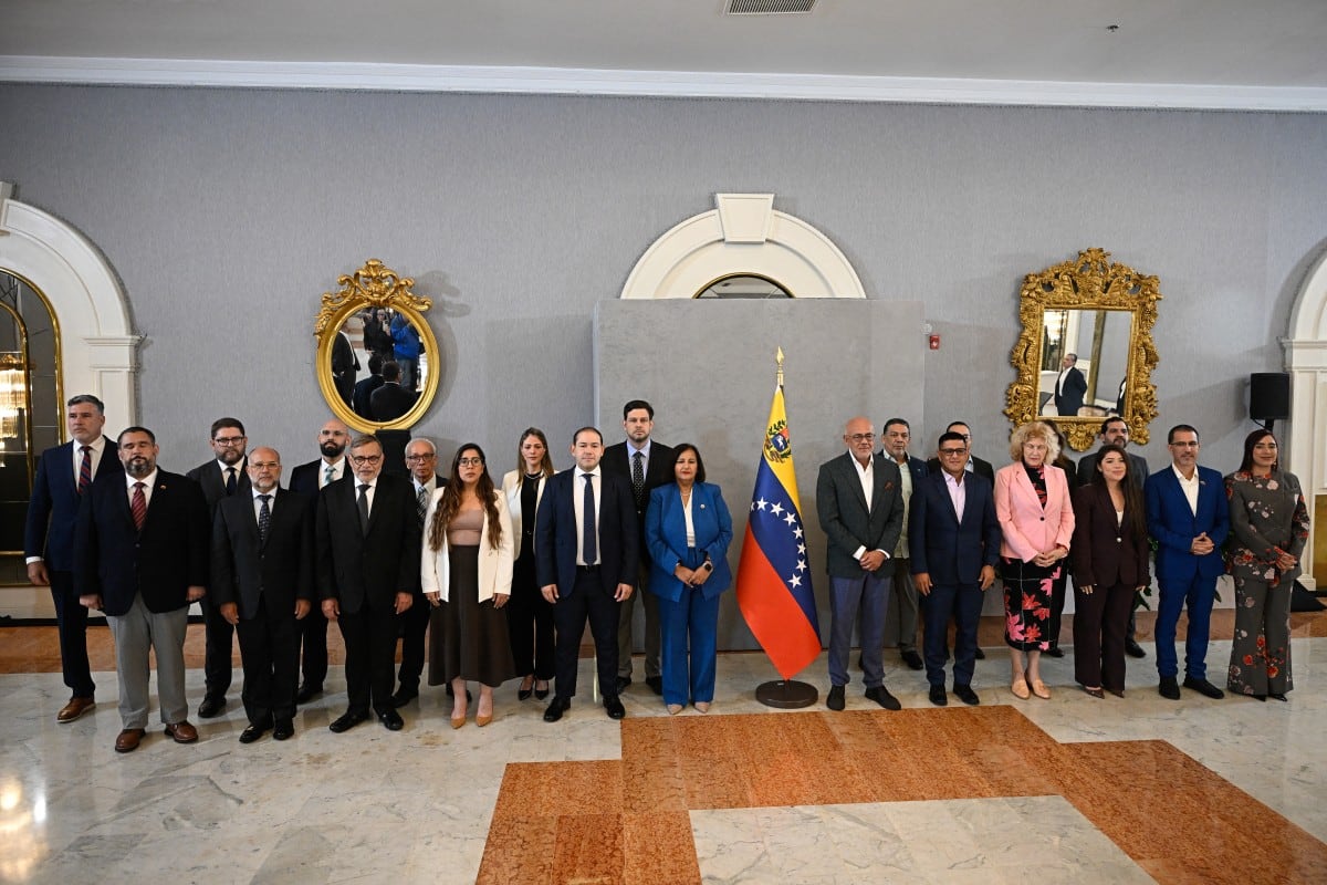 La jefa de la delegación opositora, Dinorah Figuera (centro-derecha), y el presidente de la Asamblea Nacional de Venezuela, Jorge Rodríguez (centro-izquierda), junto con los miembros de sus respectivas delegaciones
